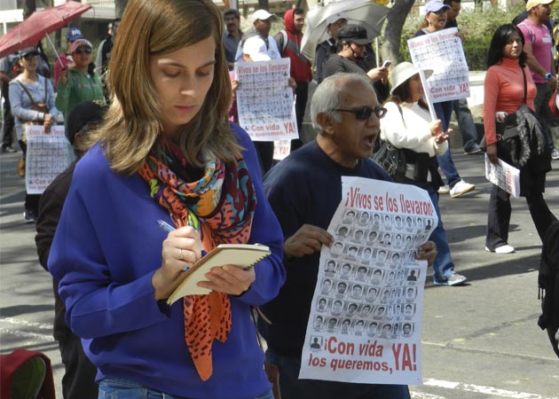 Paula Escalada cubriendo las manifestaciones den Iguala (Mxico)